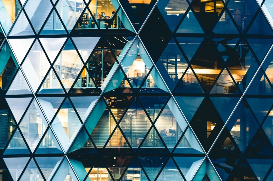 Ein Bild einer Fensterfront eines Bürogebäudes.